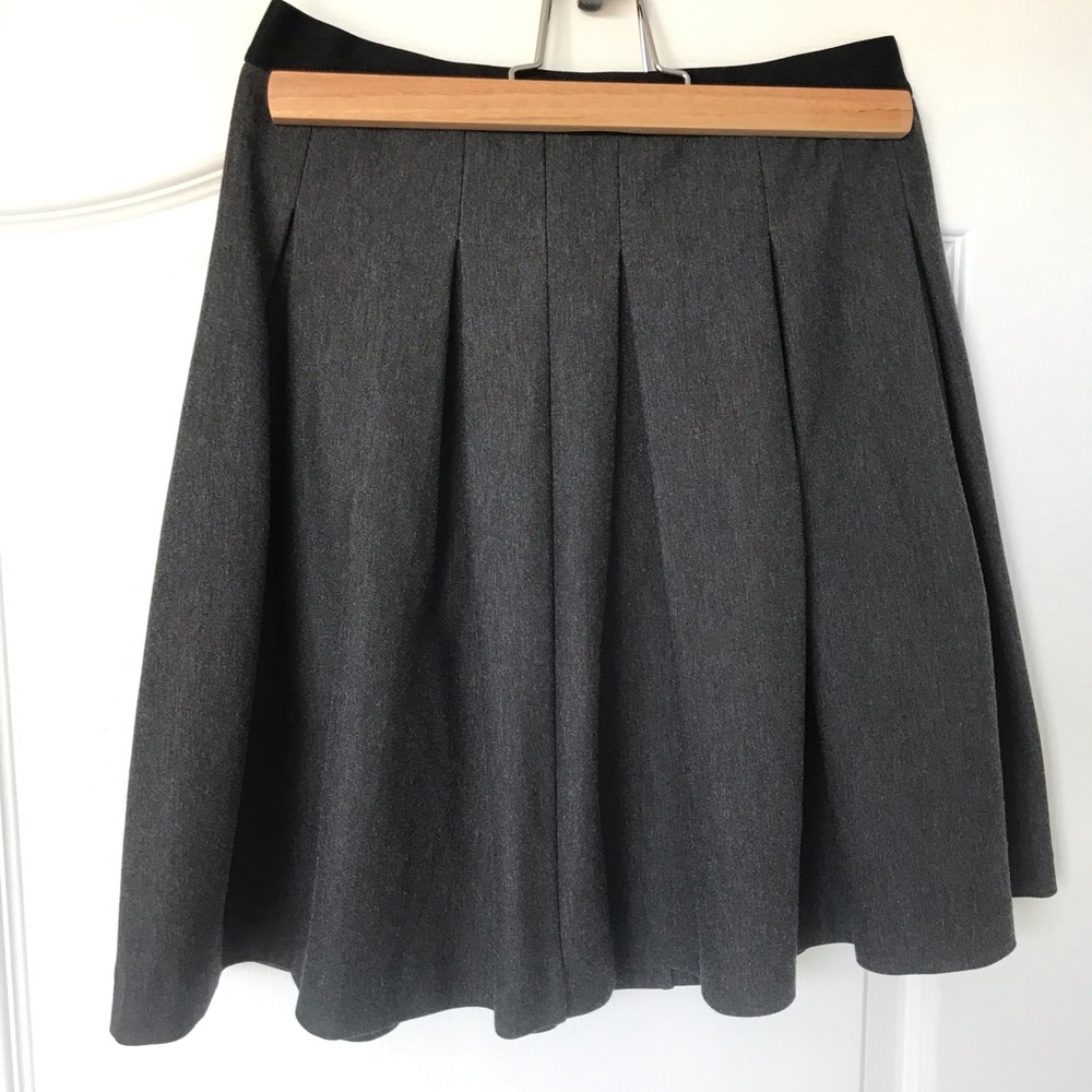 Uniqlo pleated skirt in dark gray, size s